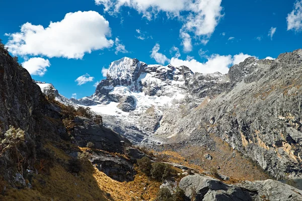 Pintoresca vista de los picos nevados de montaña — Foto de Stock