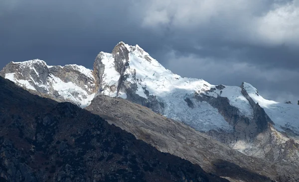 Schilderachtige uitzicht op besneeuwde bergtoppen — Stockfoto