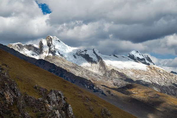 Schilderachtige uitzicht op besneeuwde bergtoppen — Stockfoto