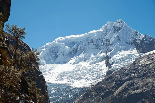 Schilderachtige uitzicht op besneeuwde bergtoppen — Stockfoto