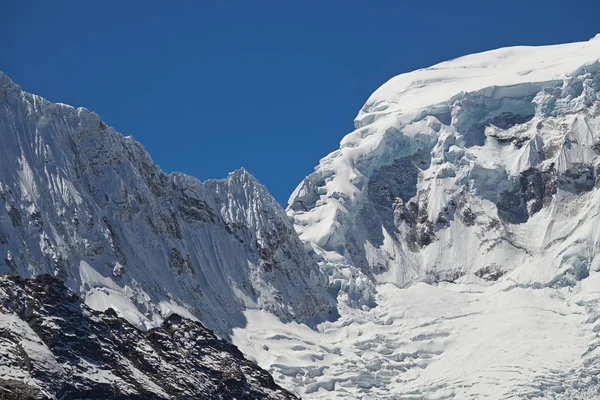 Schilderachtige uitzicht op besneeuwde bergtoppen — Stockfoto