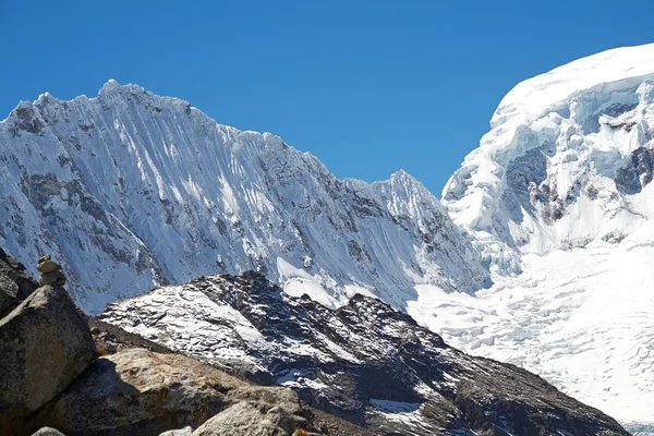Schilderachtige uitzicht op besneeuwde bergtoppen — Stockfoto