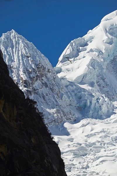 Vue pittoresque sur les sommets enneigés des montagnes — Photo