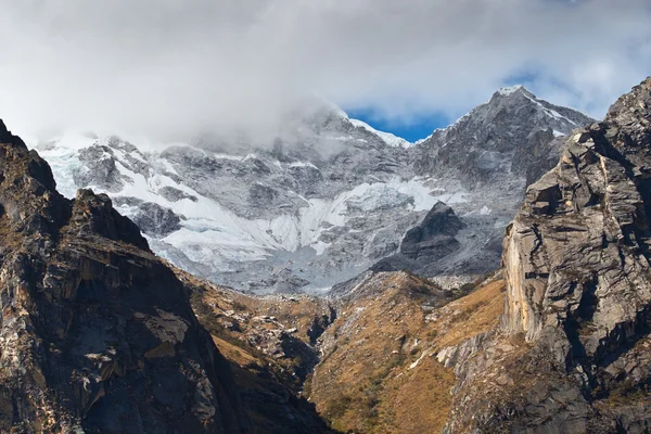 Schilderachtige uitzicht op besneeuwde bergtoppen — Stockfoto