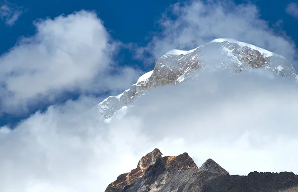 Pintoresca vista de los picos nevados de montaña — Foto de Stock