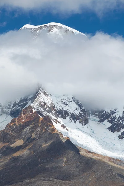 Pintoresca vista de los picos nevados de montaña — Foto de Stock