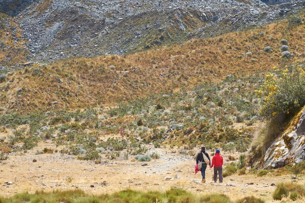 Coppia di escursionisti sul trekking Laguna 69 — Foto Stock