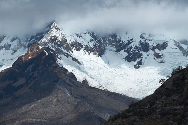 Pintoresca vista de los picos nevados de montaña — Foto de Stock