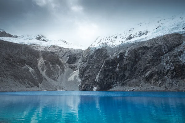 Lago de montaña llamado Laguna 69 — Foto de Stock