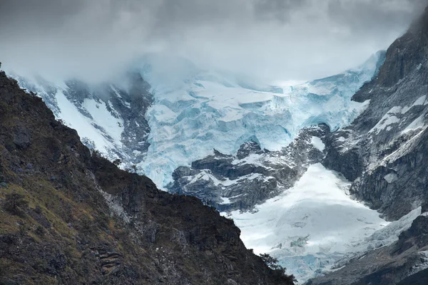 Pintoresca vista de los picos nevados de montaña — Foto de Stock