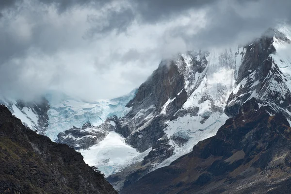 Pintoresca vista de los picos nevados de montaña — Foto de Stock