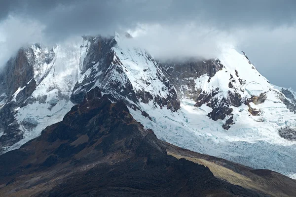 Vue pittoresque sur les sommets enneigés des montagnes — Photo