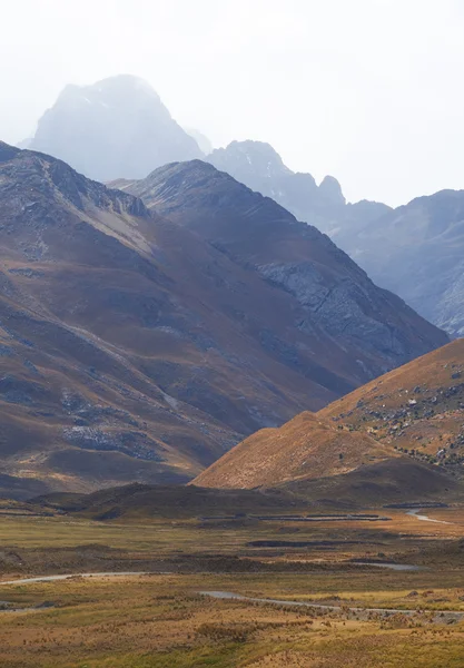 Paisaje montañoso en el valle del Río Pumapampa — Foto de Stock