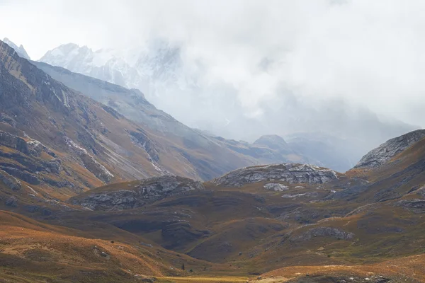 Paisaje montañoso en el valle del Río Pumapampa — Foto de Stock