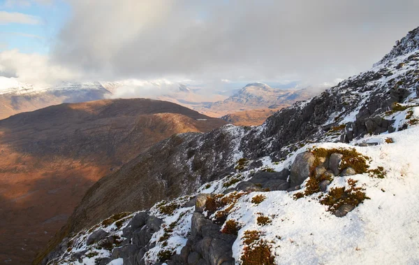 Vue pittoresque sur les montagnes avec paysage nuageux — Photo