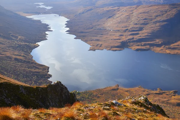 Panorama pittoresco del paesaggio montano con lago — Foto Stock