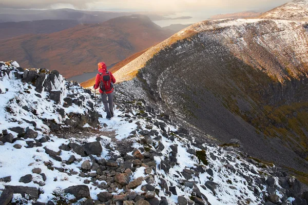 Randonneuse marchant sur la chaîne de montagne — Photo