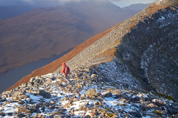 Senderista femenina caminando por la cadena montañosa — Foto de Stock