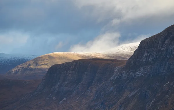 Vue pittoresque sur les montagnes avec paysage nuageux — Photo