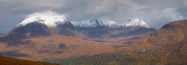 Pittoresca vista sulle montagne con paesaggio nuvoloso — Foto Stock