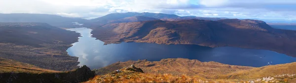 Panorama pittoresco del paesaggio montano con lago — Foto Stock