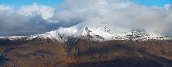 Мальовничий вид на гори з хмарним пейзажем — стокове фото