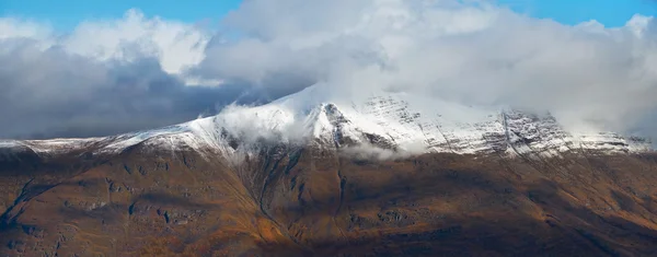 Pittoresca vista sulle montagne con paesaggio nuvoloso — Foto Stock