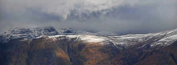 Vue pittoresque sur les montagnes avec paysage nuageux — Photo