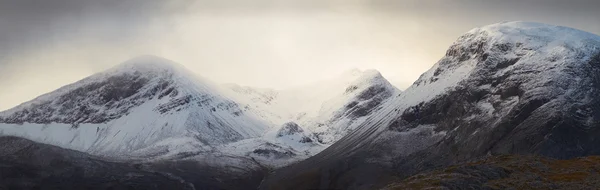 Pintoresca vista de las montañas con paisaje nublado — Foto de Stock