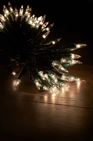Jasny Boże Narodzenie drzewo ozdobne światła — Zdjęcie stockowe