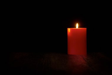 Yanan kırmızı mum