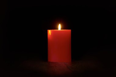 Yanan kırmızı mum