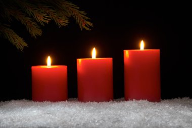 Kırmızı mumlar yaktı