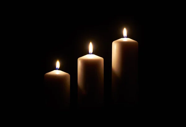 Drei brennende weiße Kerzen — Stockfoto