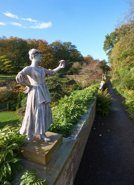 Standbeeld van vrouw in Wallington House Gardens — Stockfoto