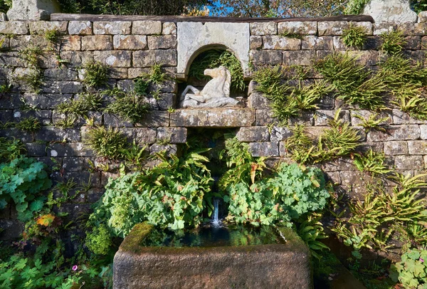 Fontein met paard standbeeld in muur — Stockfoto