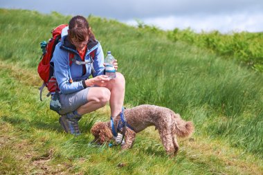 Köpeğiyle yürüyen bir kadın