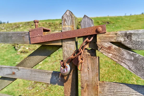 Rusty locked gate — Stock Photo, Image