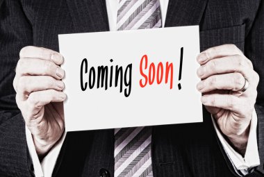 Siyah ve kırmızı yazıt Coming Soon