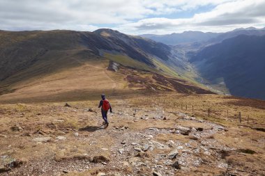 İngiliz Lake District olduğunu yürüyüş kadın uzun yürüyüşe çıkan kimse