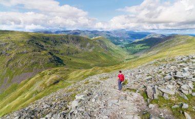 İngiliz Lake District olduğunu yürüyüş kadın uzun yürüyüşe çıkan kimse