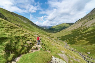 İngiliz Lake District olduğunu yürüyüş kadın uzun yürüyüşe çıkan kimse