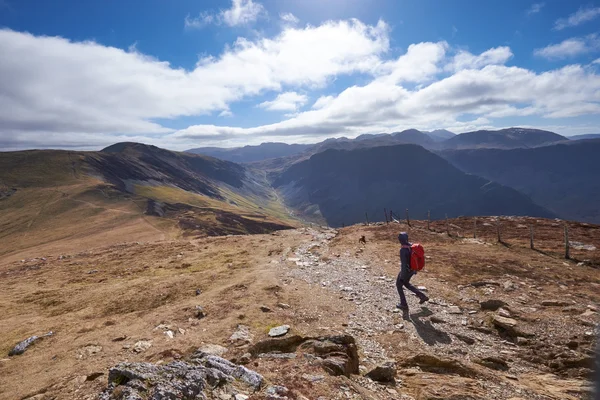 Wanderin in englischer Seenlandschaft unterwegs — Stockfoto