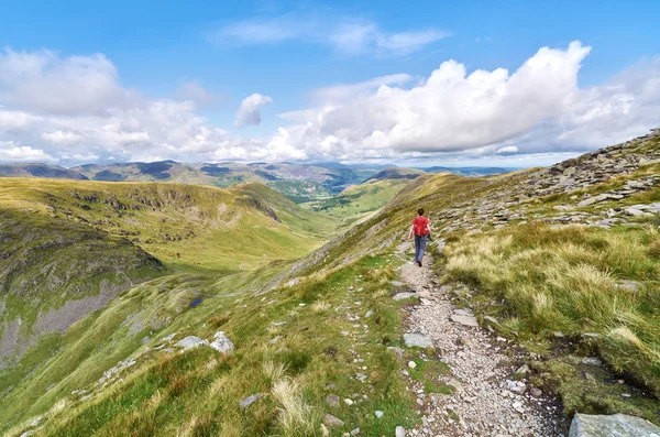 Vrouwelijke wandelaar wandelen in Engelse Lake District — Stockfoto