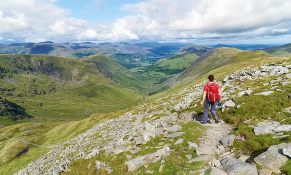 Kvinnliga vandrare vandring i engelska Lake District — Stockfoto