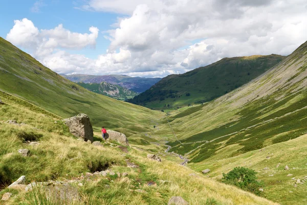 Kobiece wycieczkowicz chodzenie w angielski Lake District — Zdjęcie stockowe