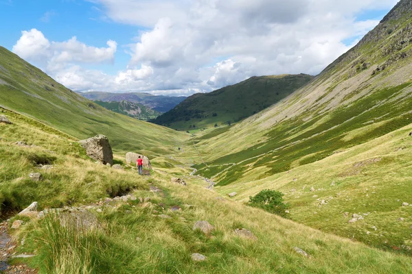 Escursionista a piedi nel Lake District inglese — Foto Stock