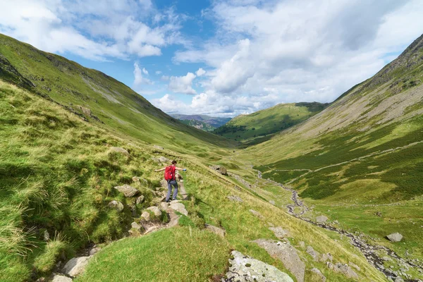 Wanderin in englischer Seenlandschaft unterwegs — Stockfoto