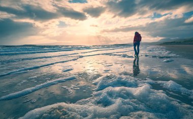 Kumsalda Yürüyen Kadın 