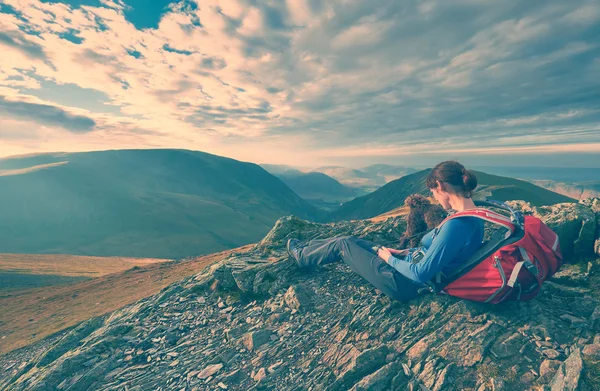 Wanderin und ihr Hund ruhen sich aus — Stockfoto